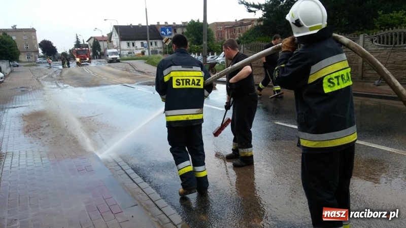 Zdjęcie w galerii na portalu naszraciborz.pl: Nawałnica nad Raciborzem. Błoto na drogach i zalane piwnice wiadomości z regionu