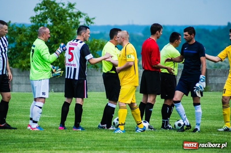 Zdjęcie w galerii na portalu naszraciborz.pl: Pięciopak w Nowej Wsi. Czarni na kolanach wiadomości z regionu