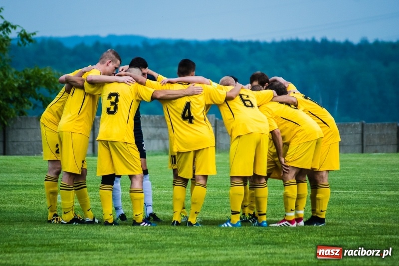 Zdjęcie w galerii na portalu naszraciborz.pl: Pięciopak w Nowej Wsi. Czarni na kolanach wiadomości z regionu