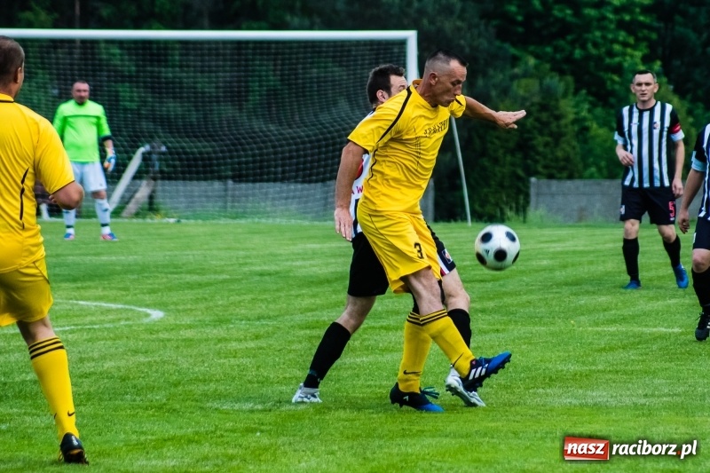 Zdjęcie w galerii na portalu naszraciborz.pl: Pięciopak w Nowej Wsi. Czarni na kolanach wiadomości z regionu
