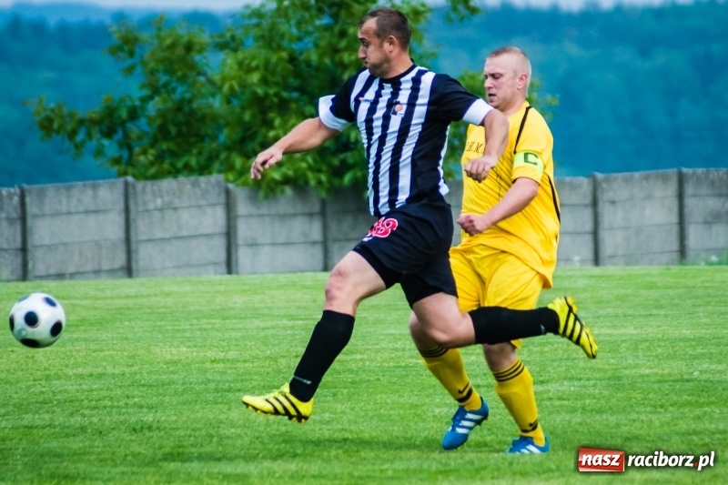 Zdjęcie w galerii na portalu naszraciborz.pl: Pięciopak w Nowej Wsi. Czarni na kolanach wiadomości z regionu