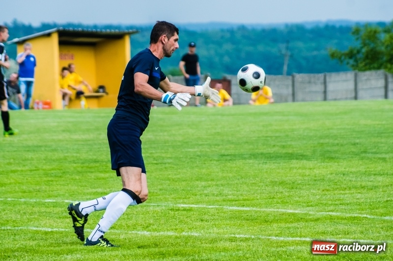 Zdjęcie w galerii na portalu naszraciborz.pl: Pięciopak w Nowej Wsi. Czarni na kolanach wiadomości z regionu