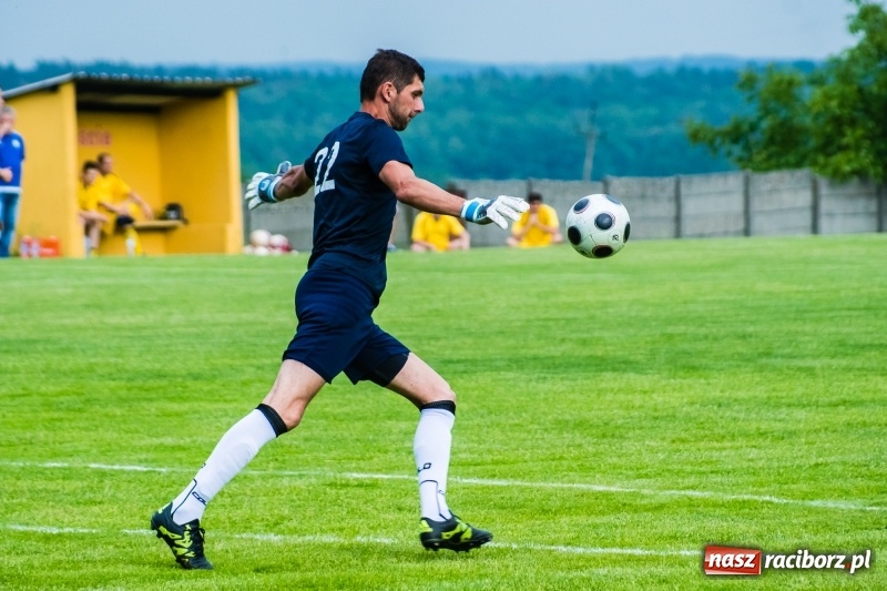 Zdjęcie w galerii na portalu naszraciborz.pl: Pięciopak w Nowej Wsi. Czarni na kolanach wiadomości z regionu