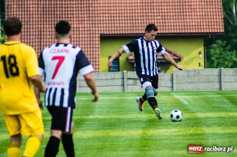 Zdjęcie w galerii na portalu naszraciborz.pl: Pięciopak w Nowej Wsi. Czarni na kolanach wiadomości z regionu