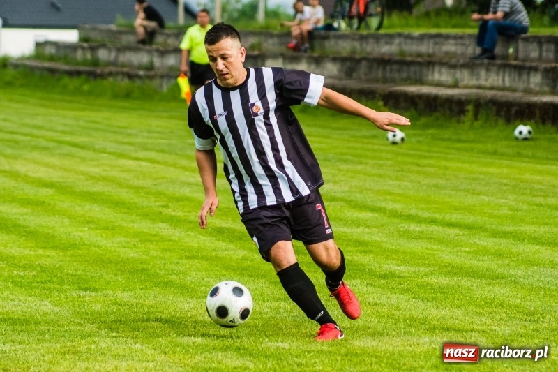 Zdjęcie w galerii na portalu naszraciborz.pl: Pięciopak w Nowej Wsi. Czarni na kolanach wiadomości z regionu