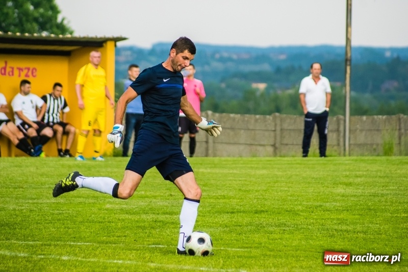 Zdjęcie w galerii na portalu naszraciborz.pl: Pięciopak w Nowej Wsi. Czarni na kolanach wiadomości z regionu