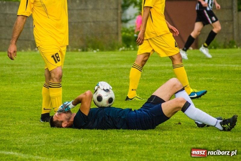 Zdjęcie w galerii na portalu naszraciborz.pl: Pięciopak w Nowej Wsi. Czarni na kolanach wiadomości z regionu