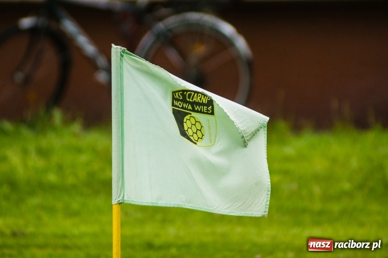 Zdjęcie w galerii na portalu naszraciborz.pl: Pięciopak w Nowej Wsi. Czarni na kolanach wiadomości z regionu