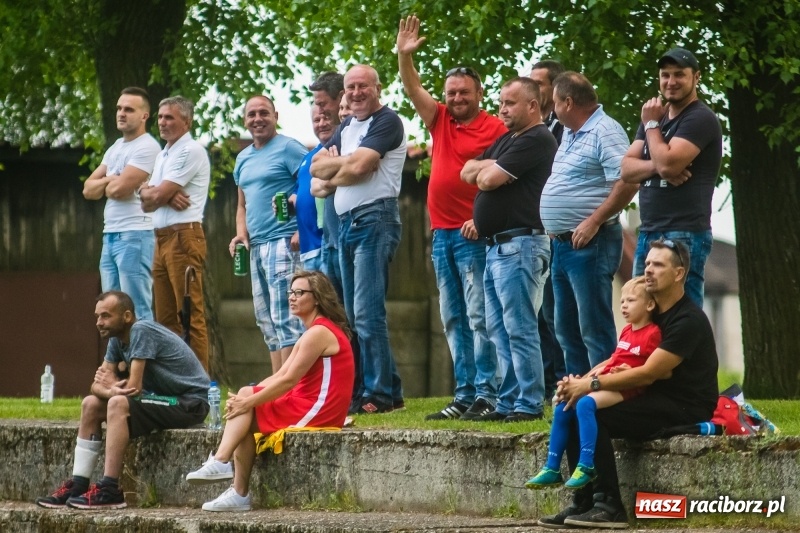 Zdjęcie w galerii na portalu naszraciborz.pl: Pięciopak w Nowej Wsi. Czarni na kolanach wiadomości z regionu