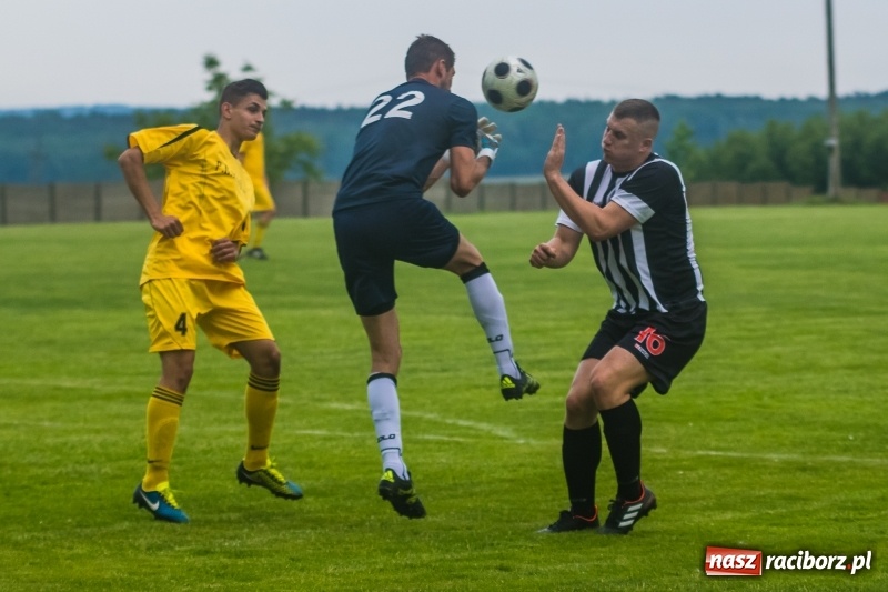 Zdjęcie w galerii na portalu naszraciborz.pl: Pięciopak w Nowej Wsi. Czarni na kolanach wiadomości z regionu