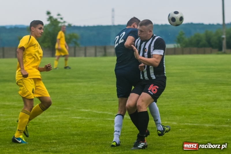 Zdjęcie w galerii na portalu naszraciborz.pl: Pięciopak w Nowej Wsi. Czarni na kolanach wiadomości z regionu