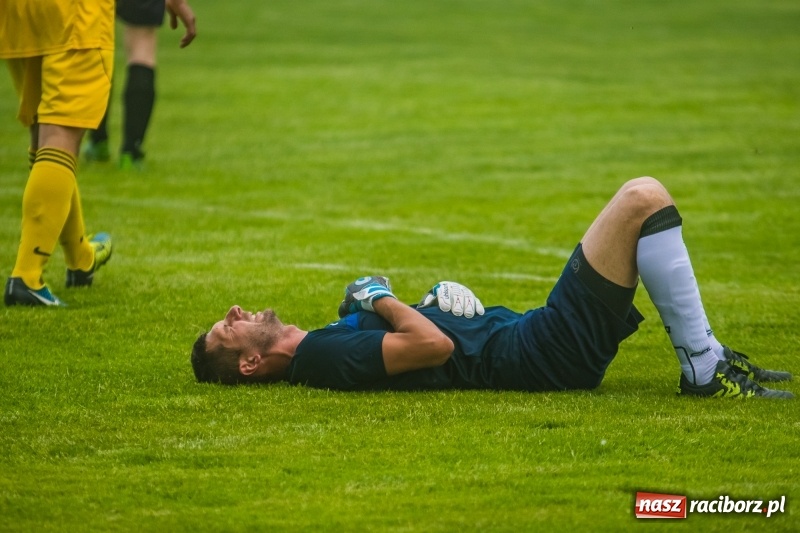Zdjęcie w galerii na portalu naszraciborz.pl: Pięciopak w Nowej Wsi. Czarni na kolanach wiadomości z regionu