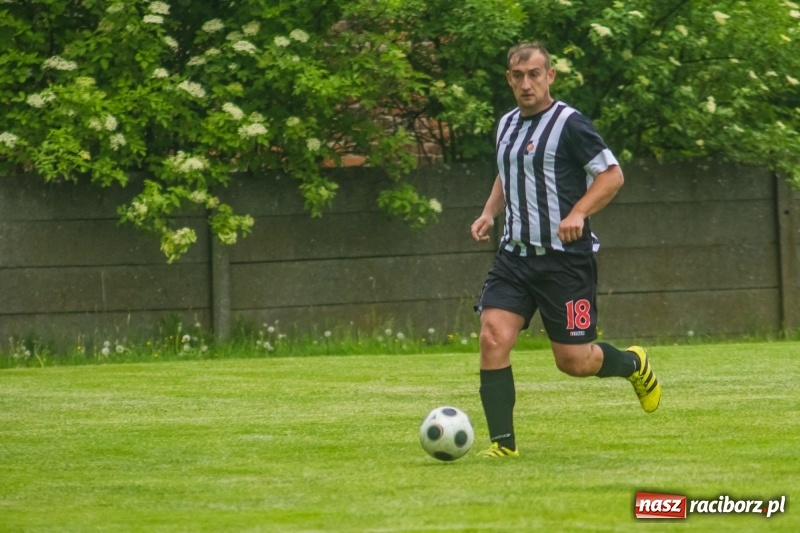 Zdjęcie w galerii na portalu naszraciborz.pl: Pięciopak w Nowej Wsi. Czarni na kolanach wiadomości z regionu