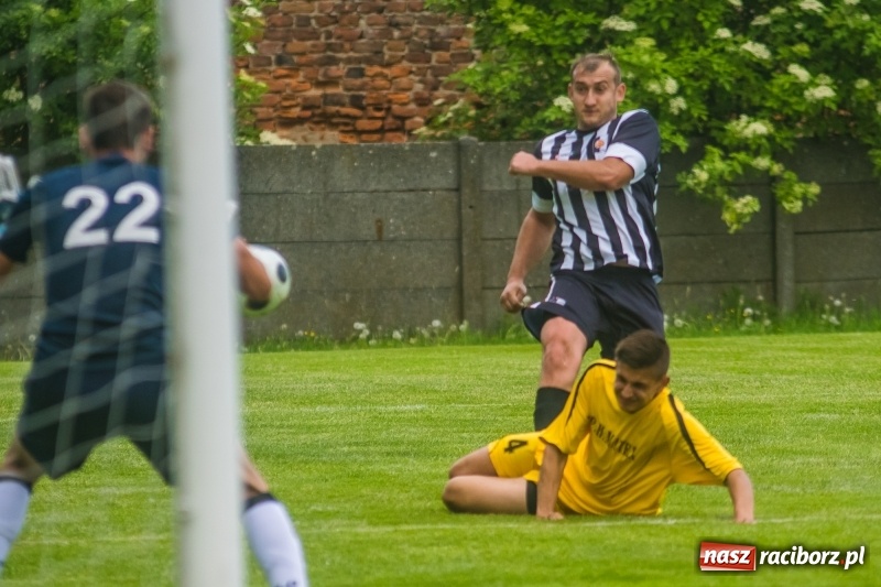 Zdjęcie w galerii na portalu naszraciborz.pl: Pięciopak w Nowej Wsi. Czarni na kolanach wiadomości z regionu