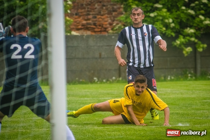 Zdjęcie w galerii na portalu naszraciborz.pl: Pięciopak w Nowej Wsi. Czarni na kolanach wiadomości z regionu