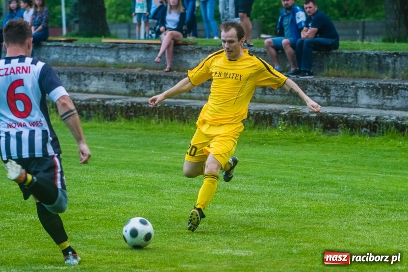 Zdjęcie w galerii na portalu naszraciborz.pl: Pięciopak w Nowej Wsi. Czarni na kolanach wiadomości z regionu