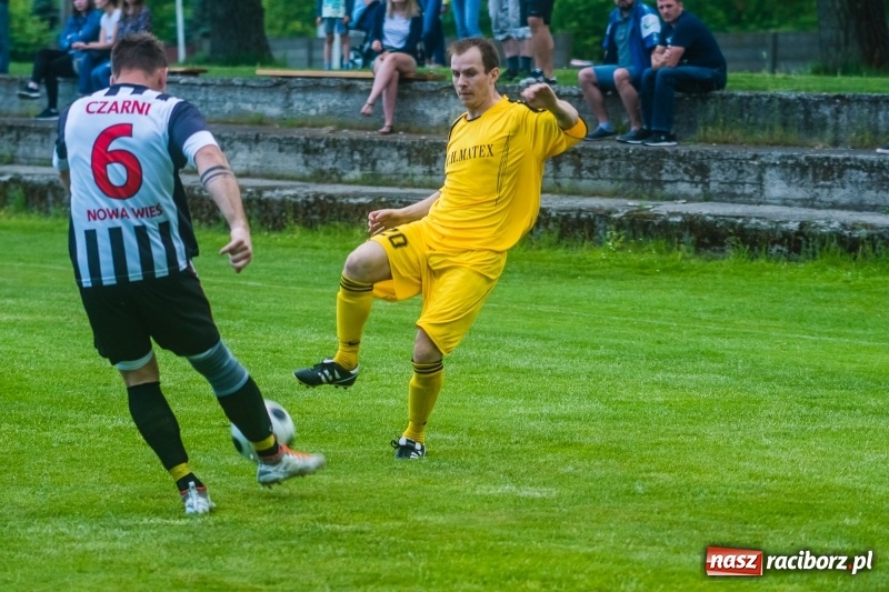 Zdjęcie w galerii na portalu naszraciborz.pl: Pięciopak w Nowej Wsi. Czarni na kolanach wiadomości z regionu
