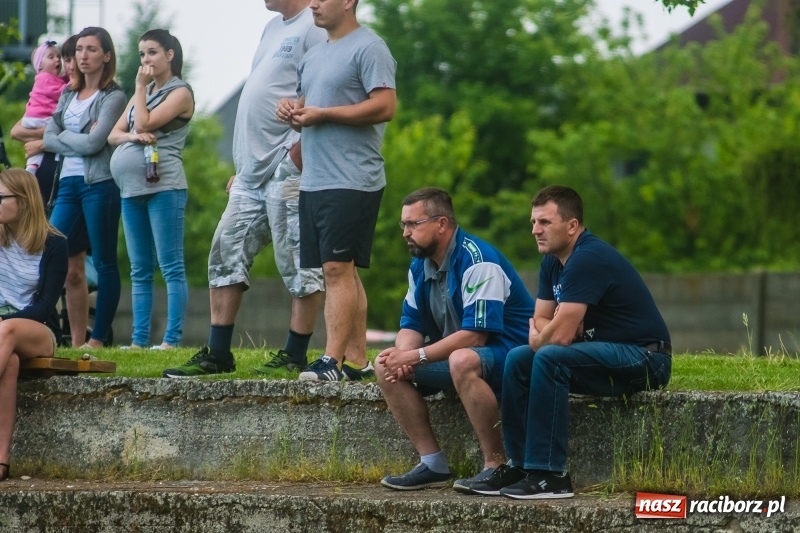 Zdjęcie w galerii na portalu naszraciborz.pl: Pięciopak w Nowej Wsi. Czarni na kolanach wiadomości z regionu