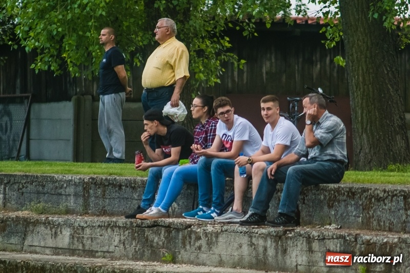 Zdjęcie w galerii na portalu naszraciborz.pl: Pięciopak w Nowej Wsi. Czarni na kolanach wiadomości z regionu