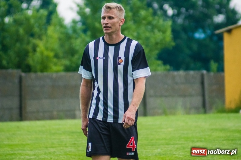 Zdjęcie w galerii na portalu naszraciborz.pl: Pięciopak w Nowej Wsi. Czarni na kolanach wiadomości z regionu