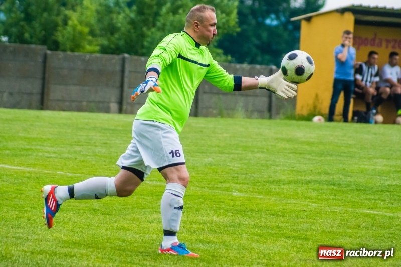 Zdjęcie w galerii na portalu naszraciborz.pl: Pięciopak w Nowej Wsi. Czarni na kolanach wiadomości z regionu