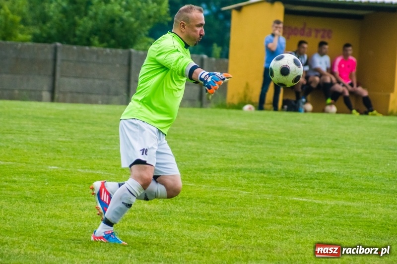 Zdjęcie w galerii na portalu naszraciborz.pl: Pięciopak w Nowej Wsi. Czarni na kolanach wiadomości z regionu