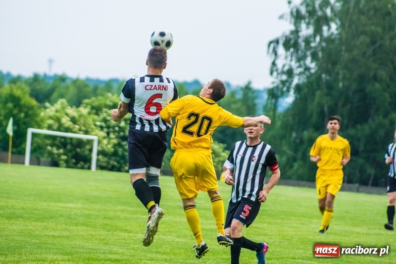 Zdjęcie w galerii na portalu naszraciborz.pl: Pięciopak w Nowej Wsi. Czarni na kolanach wiadomości z regionu