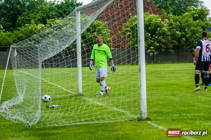 Zdjęcie w galerii na portalu naszraciborz.pl: Pięciopak w Nowej Wsi. Czarni na kolanach wiadomości z regionu