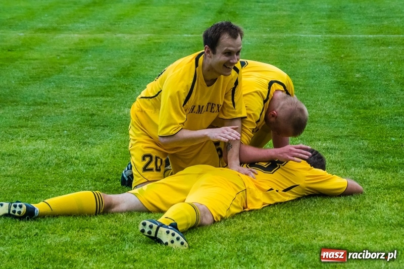 Zdjęcie w galerii na portalu naszraciborz.pl: Pięciopak w Nowej Wsi. Czarni na kolanach wiadomości z regionu