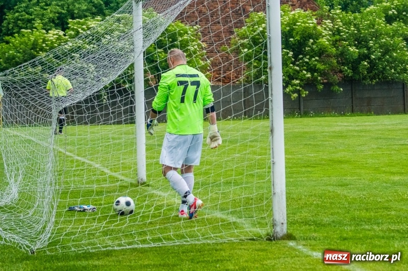 Zdjęcie w galerii na portalu naszraciborz.pl: Pięciopak w Nowej Wsi. Czarni na kolanach wiadomości z regionu