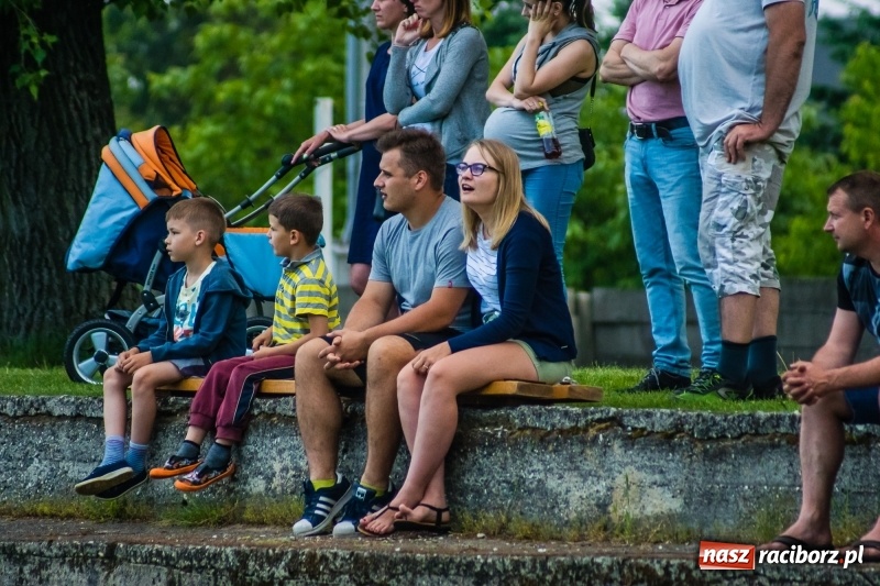 Zdjęcie w galerii na portalu naszraciborz.pl: Pięciopak w Nowej Wsi. Czarni na kolanach wiadomości z regionu