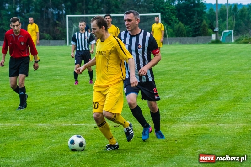 Zdjęcie w galerii na portalu naszraciborz.pl: Pięciopak w Nowej Wsi. Czarni na kolanach wiadomości z regionu