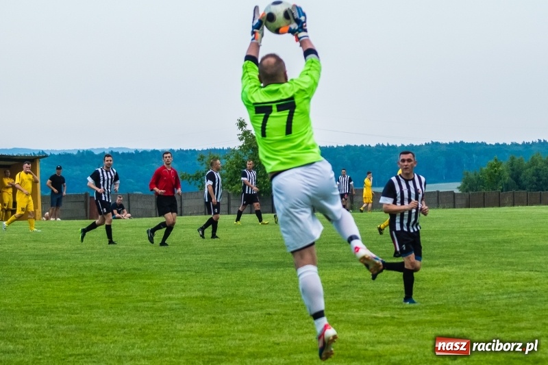 Zdjęcie w galerii na portalu naszraciborz.pl: Pięciopak w Nowej Wsi. Czarni na kolanach wiadomości z regionu