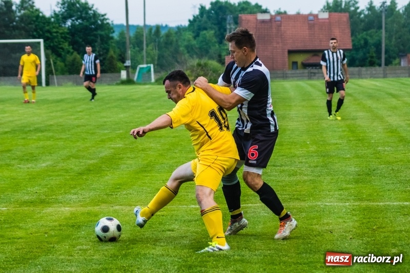 Zdjęcie w galerii na portalu naszraciborz.pl: Pięciopak w Nowej Wsi. Czarni na kolanach wiadomości z regionu