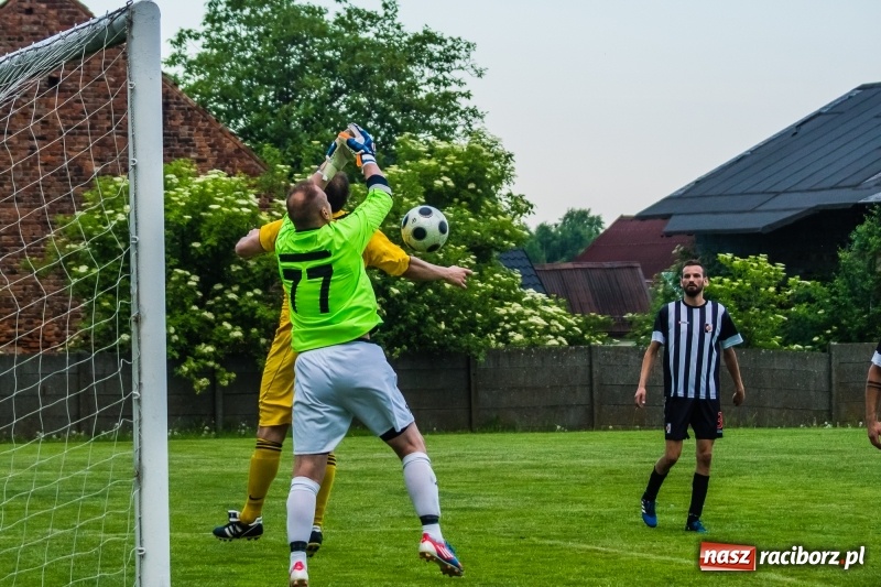 Zdjęcie w galerii na portalu naszraciborz.pl: Pięciopak w Nowej Wsi. Czarni na kolanach wiadomości z regionu