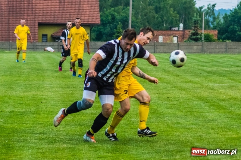 Zdjęcie w galerii na portalu naszraciborz.pl: Pięciopak w Nowej Wsi. Czarni na kolanach wiadomości z regionu