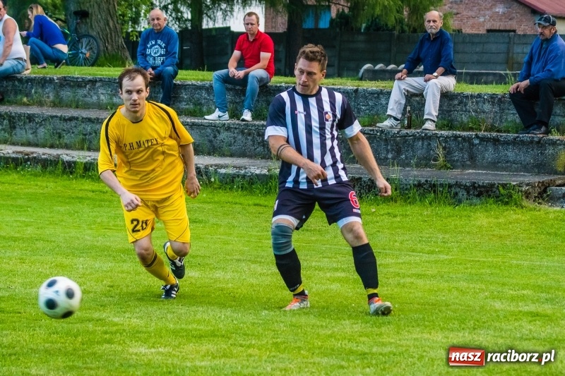 Zdjęcie w galerii na portalu naszraciborz.pl: Pięciopak w Nowej Wsi. Czarni na kolanach wiadomości z regionu