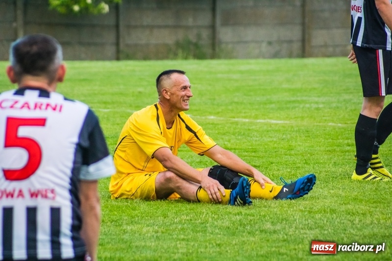 Zdjęcie w galerii na portalu naszraciborz.pl: Pięciopak w Nowej Wsi. Czarni na kolanach wiadomości z regionu