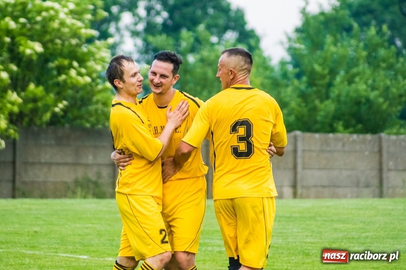 Zdjęcie w galerii na portalu naszraciborz.pl: Pięciopak w Nowej Wsi. Czarni na kolanach wiadomości z regionu