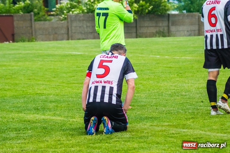 Zdjęcie w galerii na portalu naszraciborz.pl: Pięciopak w Nowej Wsi. Czarni na kolanach wiadomości z regionu