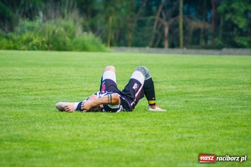 Zdjęcie w galerii na portalu naszraciborz.pl: Pięciopak w Nowej Wsi. Czarni na kolanach wiadomości z regionu