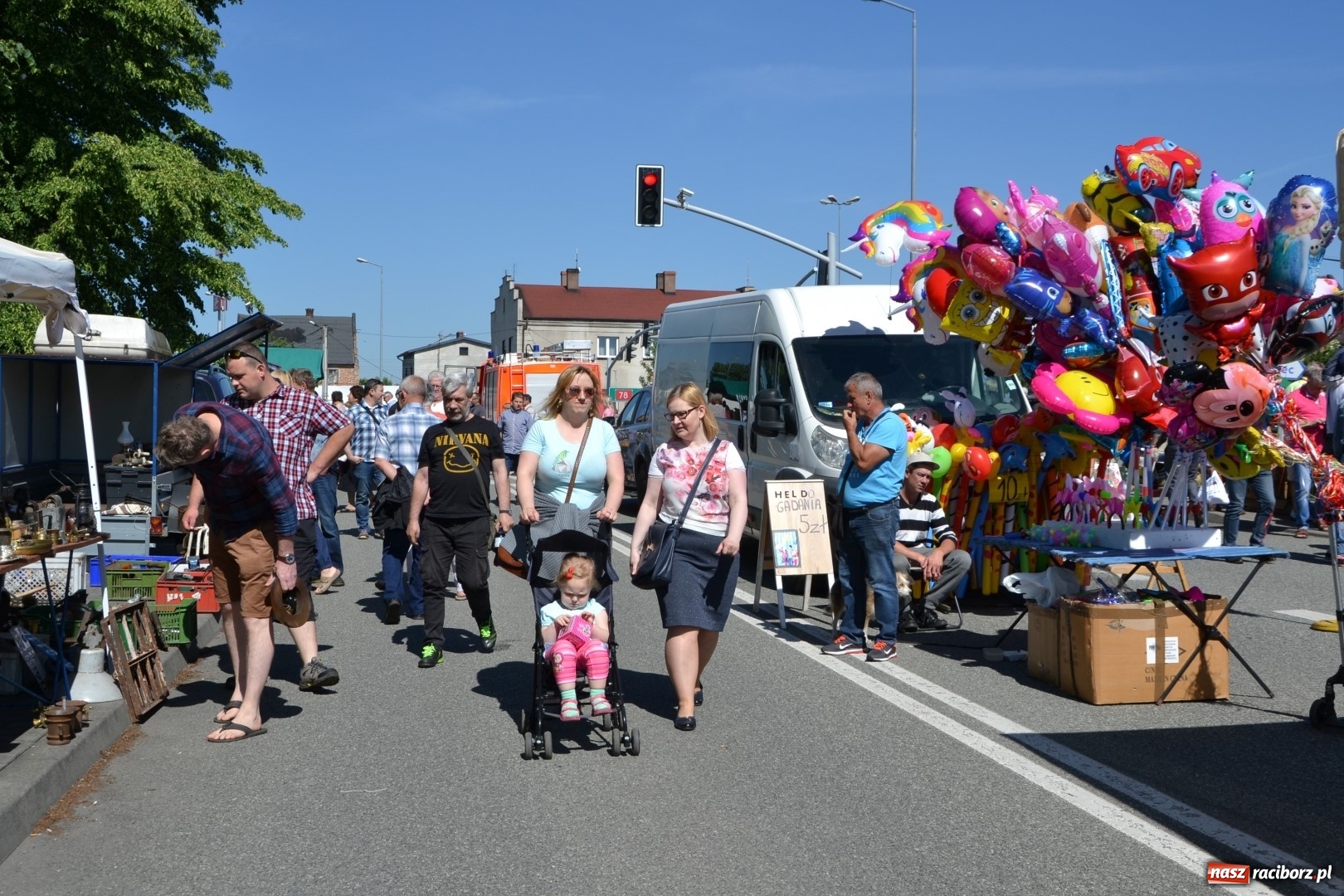Zdjęcie w galerii na portalu naszraciborz.pl: Jarmark na granicy - dużo sprzedających, dużo kupujących wiadomości z regionu