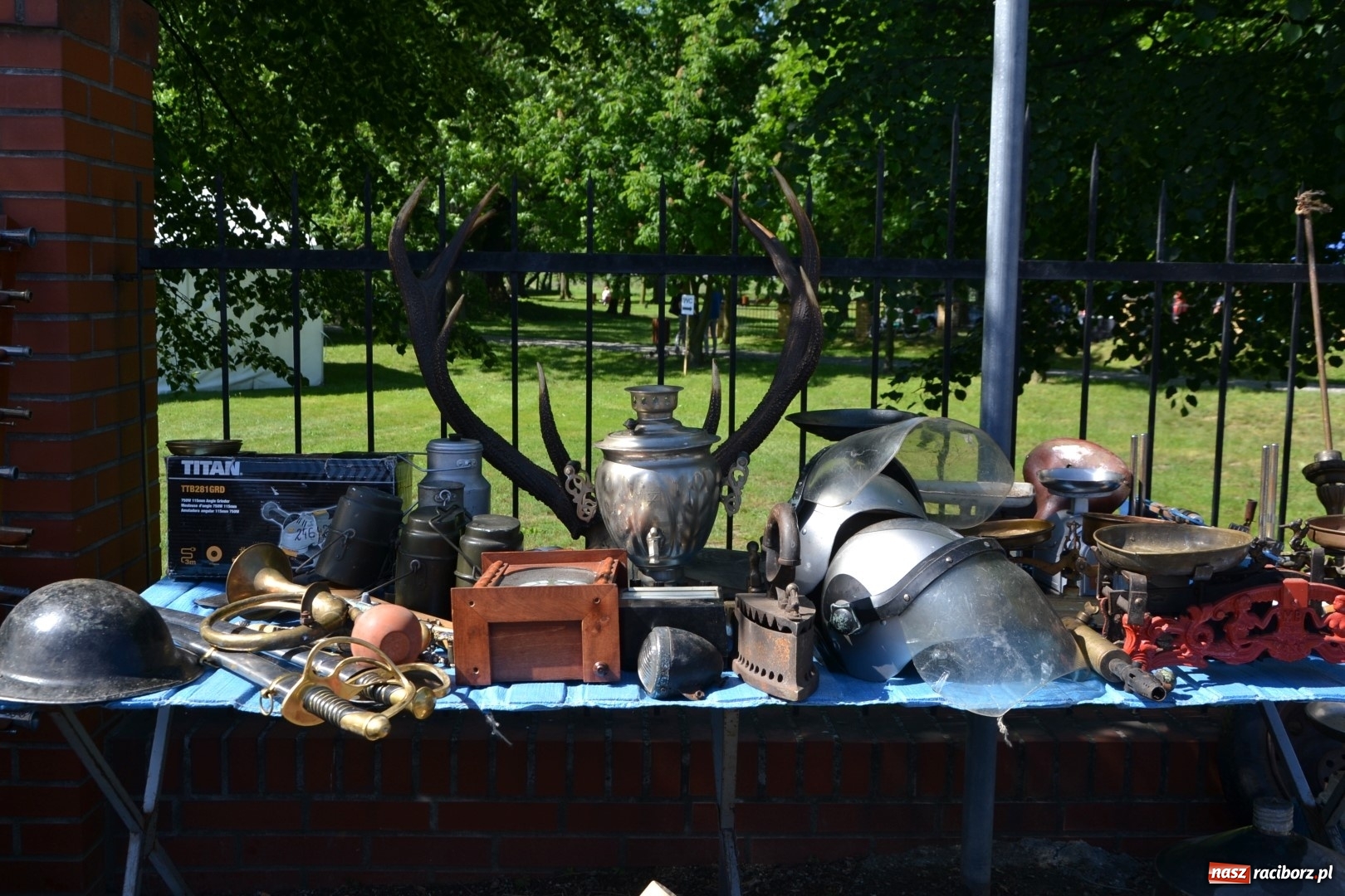 Zdjęcie w galerii na portalu naszraciborz.pl: Jarmark na granicy - dużo sprzedających, dużo kupujących wiadomości z regionu