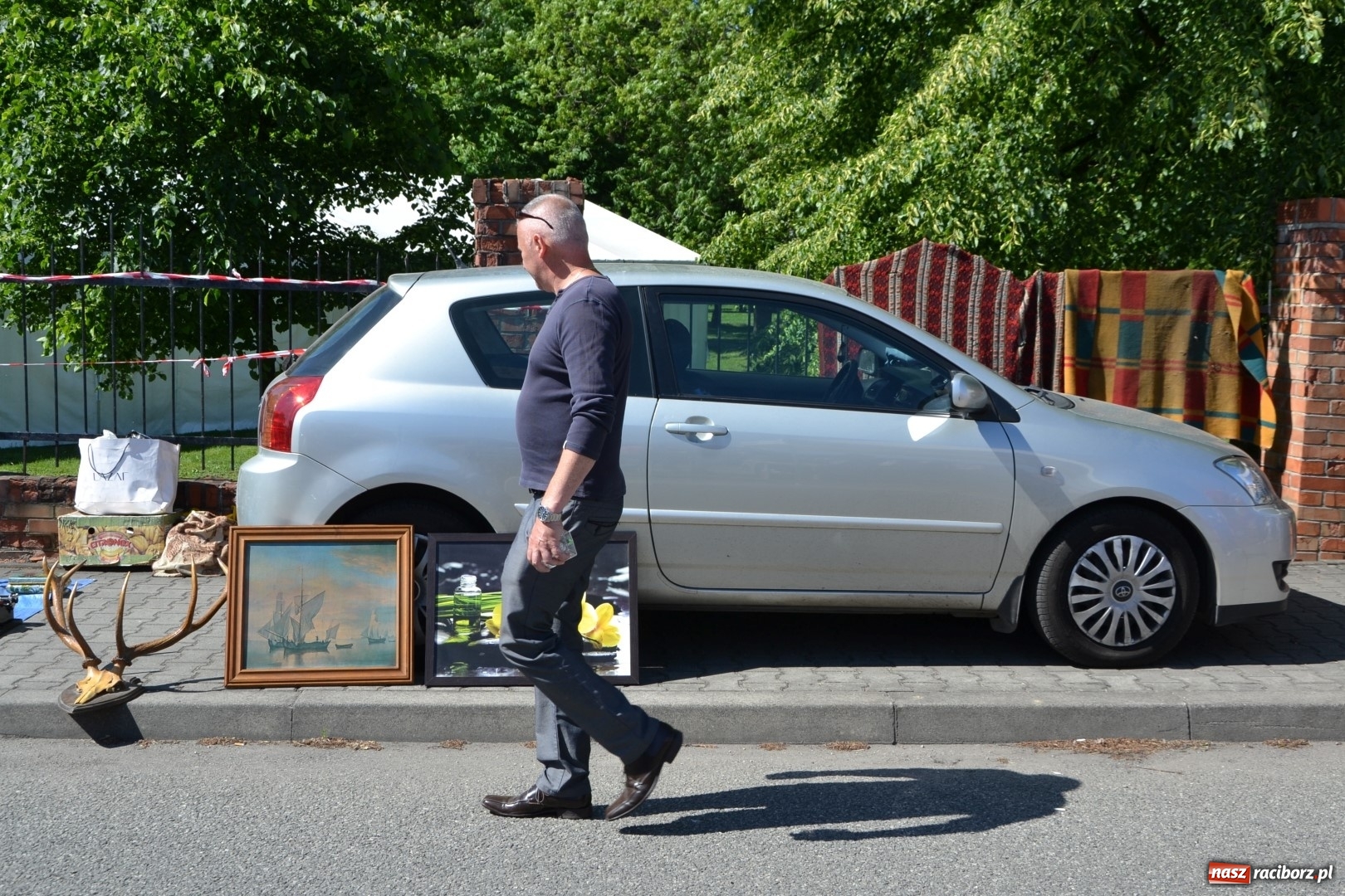 Zdjęcie w galerii na portalu naszraciborz.pl: Jarmark na granicy - dużo sprzedających, dużo kupujących wiadomości z regionu