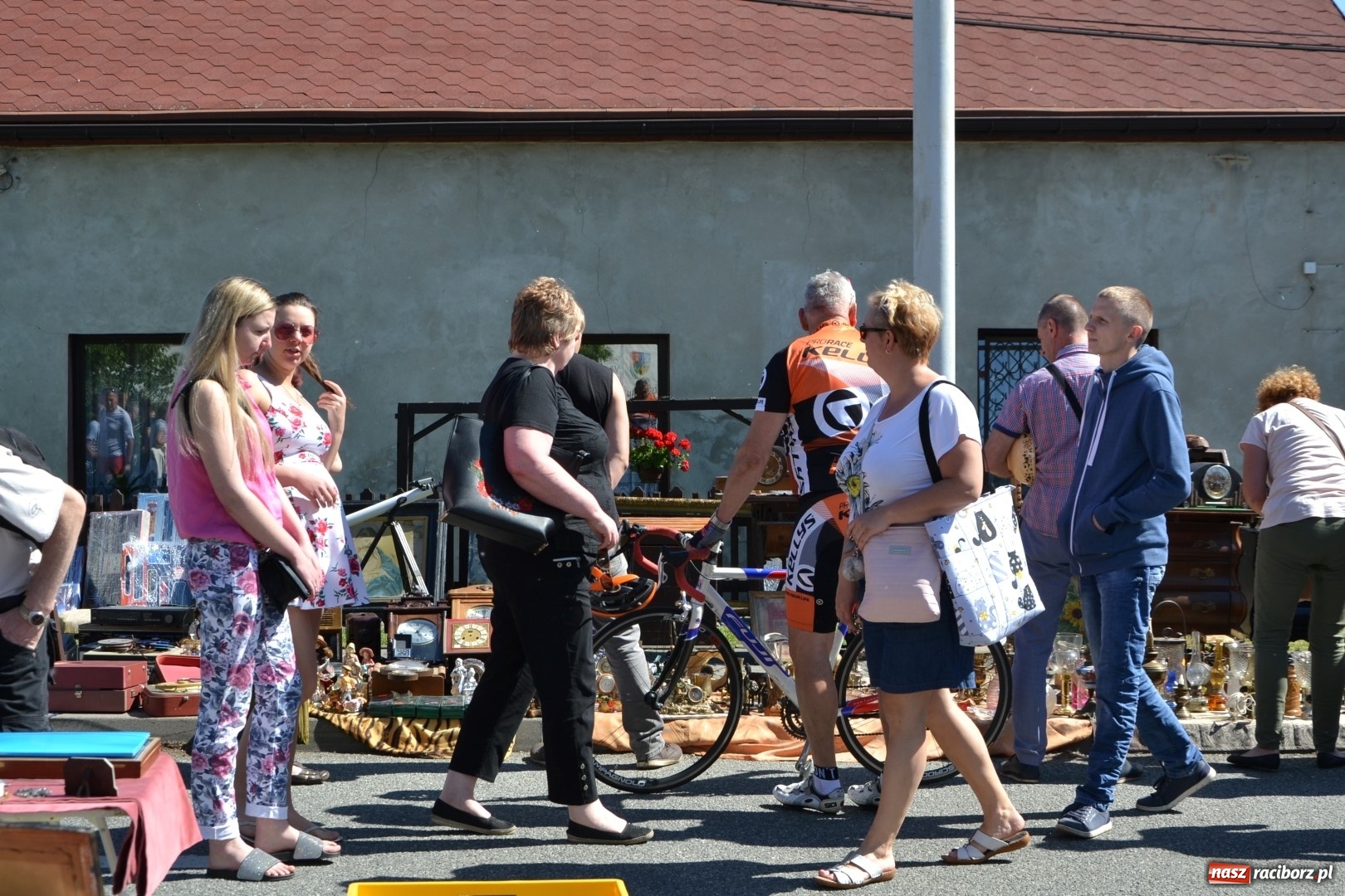 Zdjęcie w galerii na portalu naszraciborz.pl: Jarmark na granicy - dużo sprzedających, dużo kupujących wiadomości z regionu
