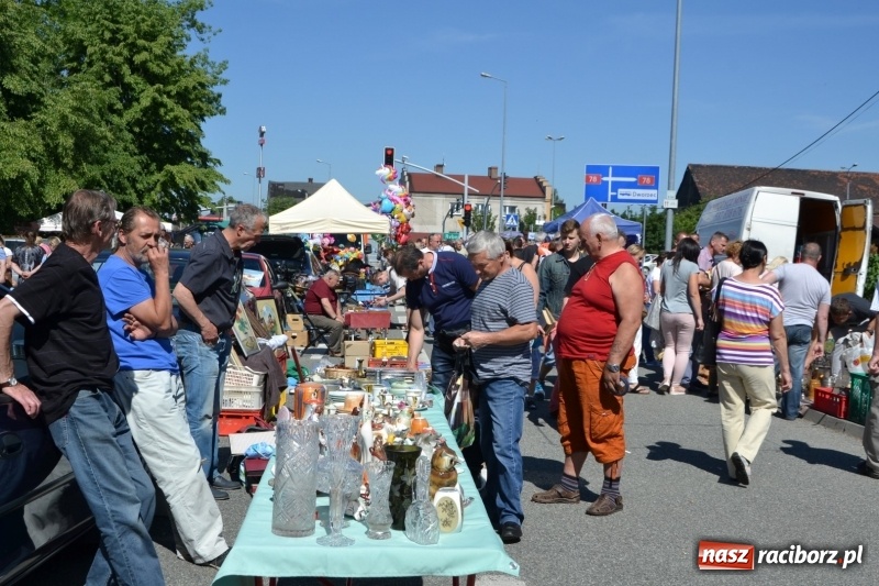 Zdjęcie w galerii na portalu naszraciborz.pl: Jarmark na granicy - dużo sprzedających, dużo kupujących wiadomości z regionu