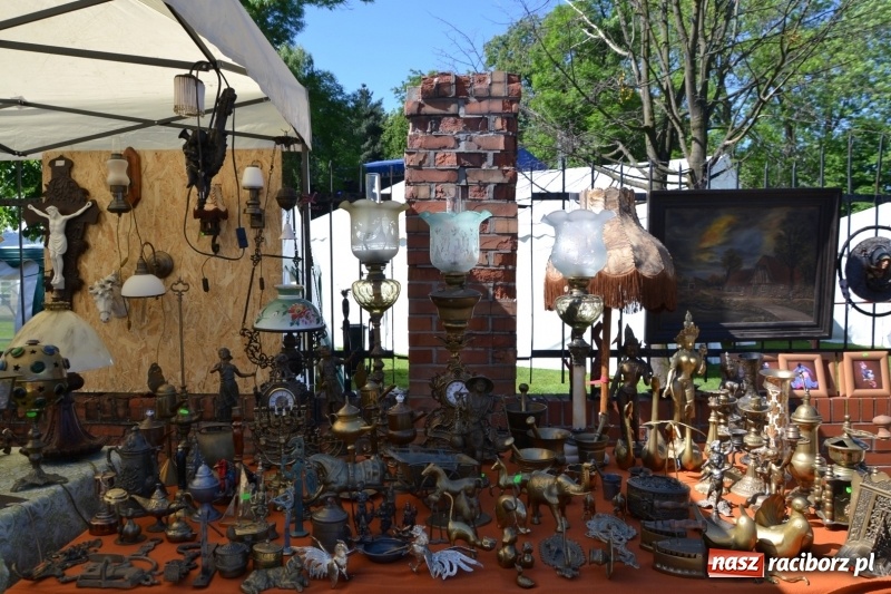 Zdjęcie w galerii na portalu naszraciborz.pl: Jarmark na granicy - dużo sprzedających, dużo kupujących wiadomości z regionu