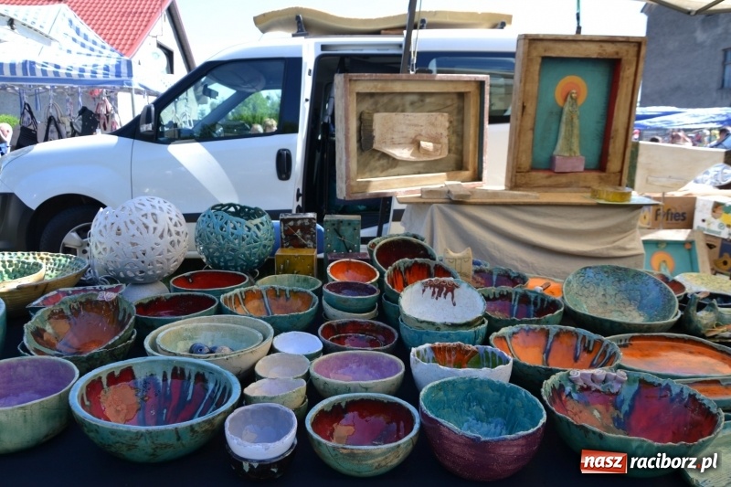 Zdjęcie w galerii na portalu naszraciborz.pl: Jarmark na granicy - dużo sprzedających, dużo kupujących wiadomości z regionu