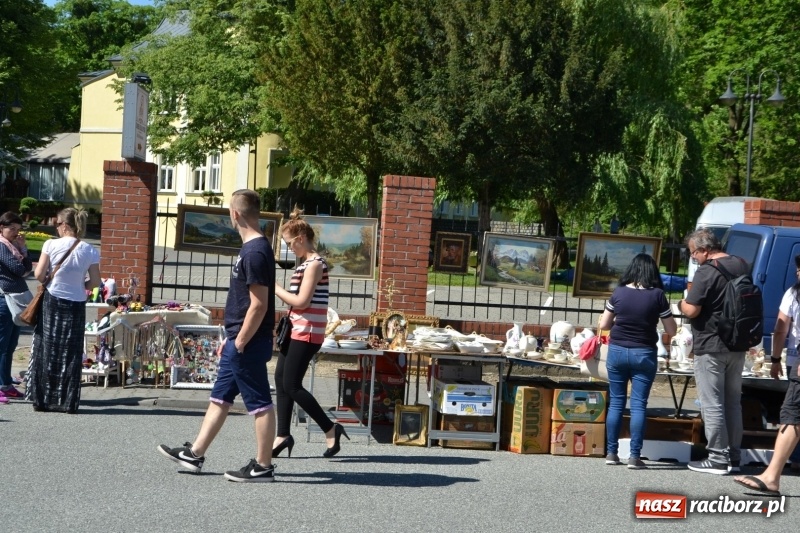 Zdjęcie w galerii na portalu naszraciborz.pl: Jarmark na granicy - dużo sprzedających, dużo kupujących wiadomości z regionu