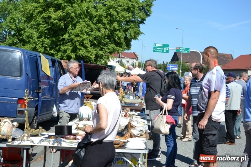 Zdjęcie w galerii na portalu naszraciborz.pl: Jarmark na granicy - dużo sprzedających, dużo kupujących wiadomości z regionu